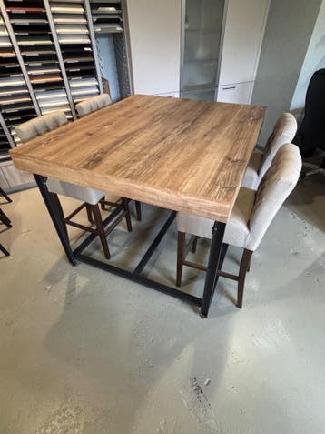 Online veiling: Bartafel met 6 barkrukken, Nieuw