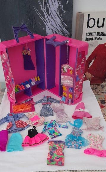 Mattel - Figuur - Roze Barbiekoffer met kleding enzo -