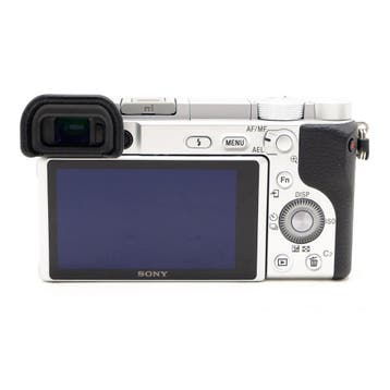 Sony A6400 Camera Body Zilver (Occasion) - 439 Opnamen, Ophalen of Verzenden, Zo goed als nieuw, USB-kabel, Sony