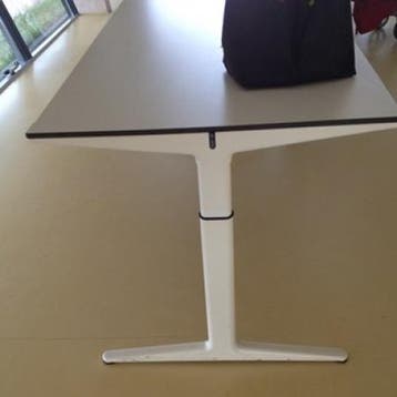 (MDK-102333) Ahrend Mehes bureau 160 x 80  cm, wit onderstel, Ophalen of Verzenden, In hoogte verstelbaar, Gebruikt