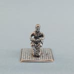 Beeldje - Zilveren miniatuur vrouw op kruk - .835 zilver