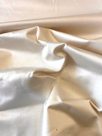 Prachtige en elegante ivoorkleurige zware satijn in