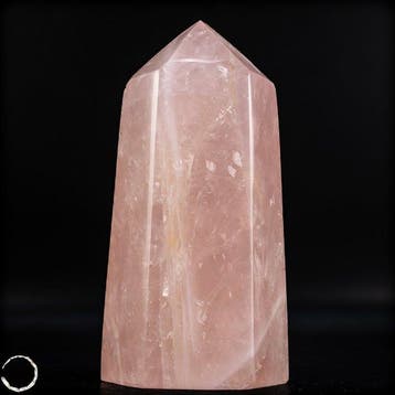 Prachtige rozenkwarts-obelisk – Symbool van liefde en