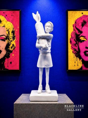 BlackLine Gallery - sculptuur, The Last Hug - 25cm - Banksy
