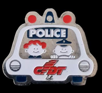 Police cartoon auto pin, Verzamelen, Speldjes, Pins en Buttons, Verzenden, Nieuw, Figuurtje, Speldje of Pin
