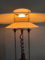 Lyskilde - Henrik Tangler - Staande lamp - gelakt metaal -