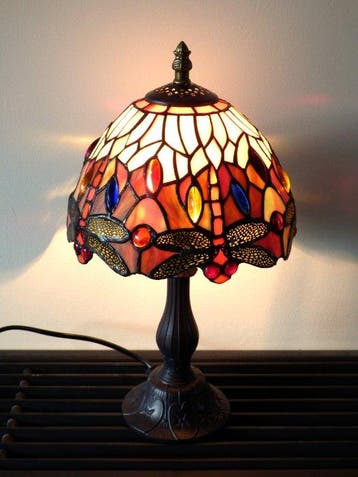 Fraaie Tiffany stijl tafellamp kleur rood roze in Art, Antiek en Kunst