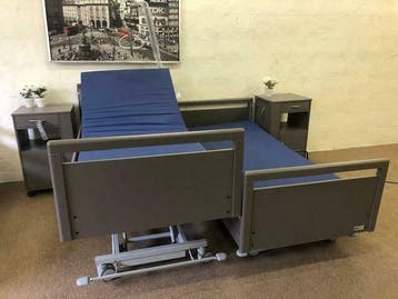 twee 2-persoons elektrische boxsprings senioren koppelbed, Zo goed als nieuw, Verstelbaar