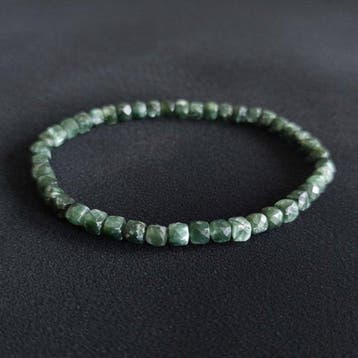 Armband van Siberische seraphinite. Facetgeslepen kralen.