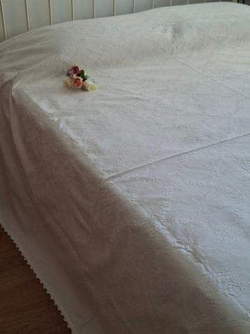 Betoverende sprei uit het trousseau met bloemmotief en fijne