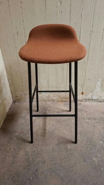 2x Normann Copenhagen Form kruk Bruin Als nieuw, Zo goed als nieuw, Metaal, Met voetsteun, 60 tot 90 cm