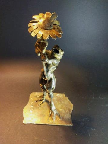 Mario Restelli - sculptuur, Ranocchio con fiore - 18 cm -, Antiek en Kunst