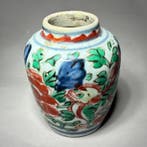 Kleine decoratieve pot uit de Famille Verte van een Fo-hond