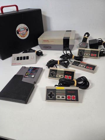 Nintendo - Nes - NES Four Score Bundle & 44 Game Case BIG -, Nieuw