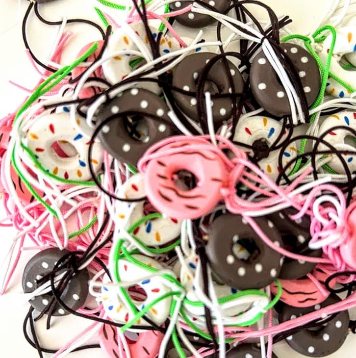 3 Gelukspoppetjes donut in bruin wit en roze, Hobby en Vrije tijd, Taarten en Cupcakes maken, Taarten of Cupcakes, Nieuw, Versiering