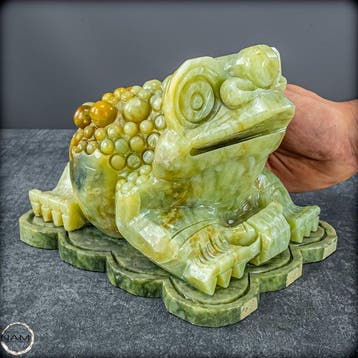 Handgesneden jadekikker uit nephriet – kunstvolle sculptuur, Verzamelen
