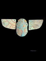 Oud-Egyptisch Faience Vleugelige scarabee-mummie-ornamenten.