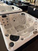 Luxe 5 Persoons Spa/Jacuzzi–Plug &amp; Play 220V–Nieuwstaat, Zo goed als nieuw, Pomp, Vast