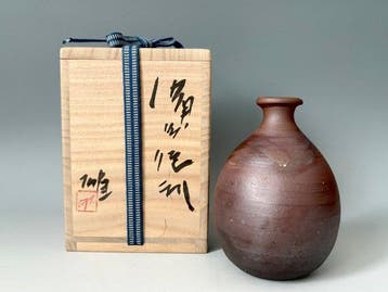Vaas - Steengoed - Japan - Bizen tokkuri, gesigneerd -