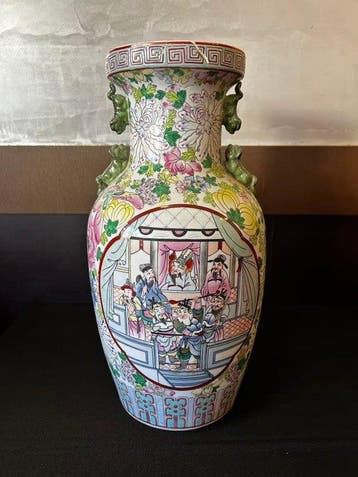 Chinese porseleinen vaas Famille Rose met decor van figuren