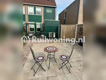 Hoekhuis, met voor en achtertuin, achter zicht op weiland., Drenthe