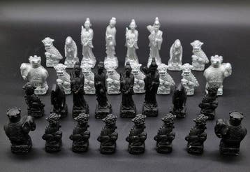 Chinesisches Schachspiel Figuren Gips Silber Schwarz KH 13, Antiek en Kunst