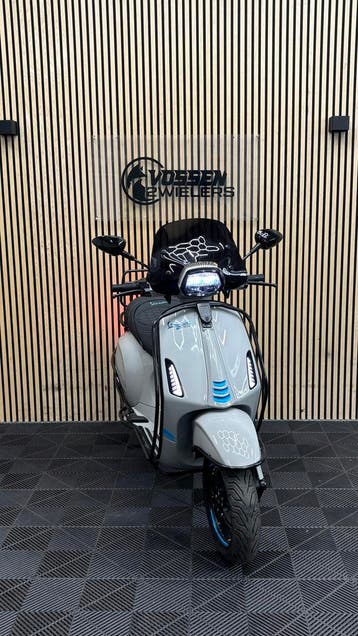 Vespa Sprint | Chalk grey & Blue Edition | Full option, Maximaal 45 km/u, Nieuw, Vespa S, Ophalen of Verzenden