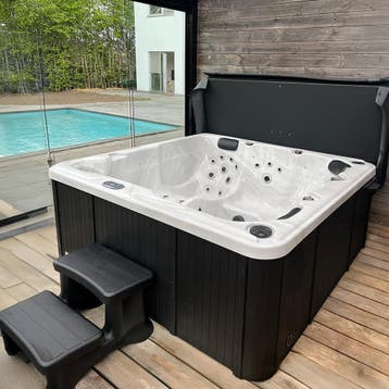 Sunspa Goldline Spa Jacuzzi | 5 pers | 50 jets | Showroom, Tuin en Terras, Ophalen of Verzenden, Nieuw, Filter, Vast