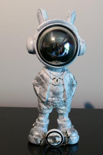 RichART - Astronaute Chanel en version cool avec son sac