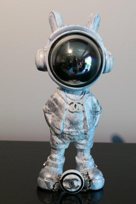 RichART - Astronaute Chanel en version cool avec son sac, Antiek en Kunst, Kunst | Designobjecten
