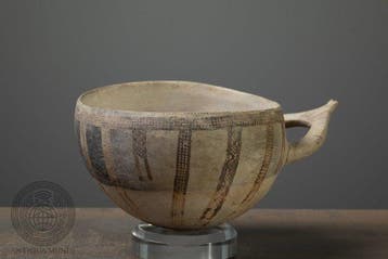 Cypriotisch Terracotta Witgeverfde Wishbone Handle Kom, Antiek en Kunst