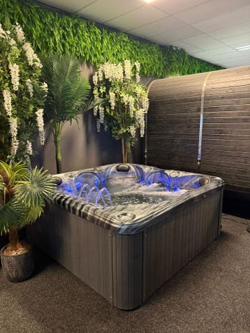 Jacuzzi / spa 200x200 – plug & play 220V – 5 pers. – 50 jets, Ophalen, Zo goed als nieuw, Pomp, Vast