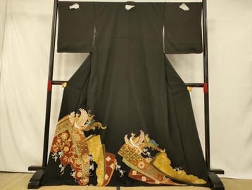 Zwart Tomesode-kimono met feniks, rijk patroonende