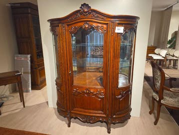 Louis XV vitrinekast, Nieuw