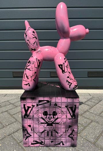 Daluxe Art - 1999 • XXL Mickey Mouse Balloondog Pink Display