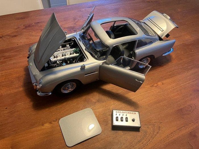 Agora 1:8 - Model sportwagen - Aston Martin DB5 James Bond, Hobby en Vrije tijd, Modelauto's | 1:5 tot 1:12