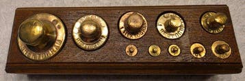 Antieke messing balansgewichten – compleet – geijkt -
