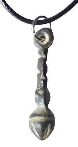 Vikingtijdperk bronzen krijgeramulet met de vorm van een