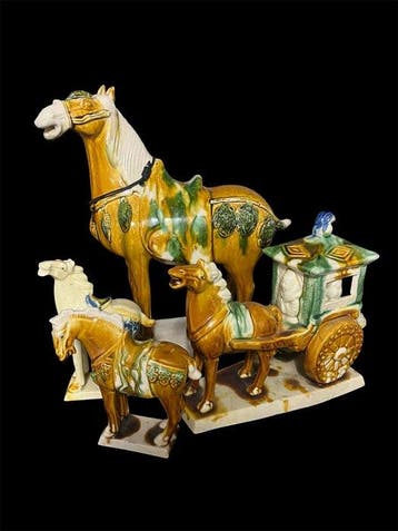 Beeld, Set van 4 Chinese keramische paarden en paardenkoets, Antiek en Kunst
