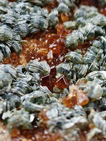 ALPINO, ORANJE KRUISBES MET CLINOCHLORE, Piemonte Kristallen