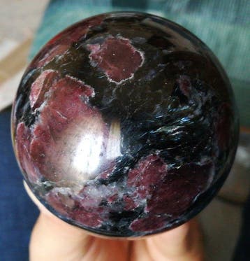 Garnet met astrofylliet Bol - Hoogte: 7 cm - Breedte: 7 cm-