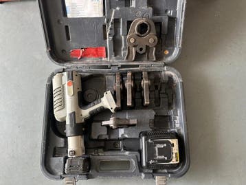 Viega perspistool 5 met 5 Viega persbekken V12 V22 V28 V35, Ophalen of Verzenden, Gebruikt