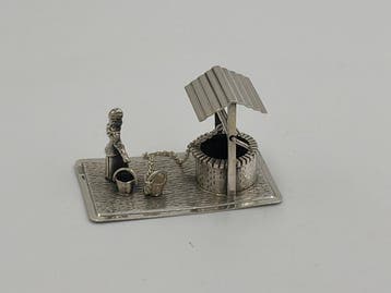 Beeldje - vrouw bij waterput-miniatuur-2e gehalte - .835