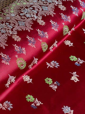 ** Damastzijden bedspreid in bordeauxkleur, indrukwekkende