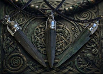 Scythisch Brons Een set van drie pijlpuntvormige amuletten,