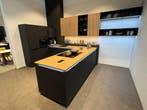 Nolte showroom keuken – Mat zwart/Vulcaan Eiken– Compleet, Zwart, Hoekkeuken, Nieuw, Kunststof