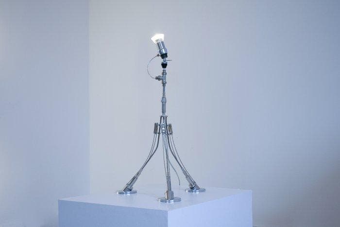 Vincent Decat - Tafellamp - Aluminium - Driepootlamp, Antiek en Kunst, Kunst | Designobjecten