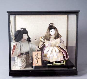 Ningyo poppenset Saga no Kotobuki - in vitrinekast - Pop -
