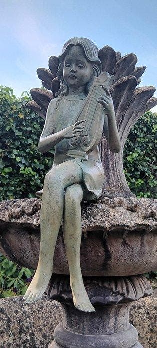 sculptuur, zittende fairy met harp - 50 cm - Gepatineerd