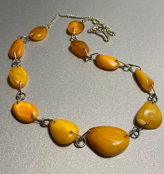 Baltic Gold Vintage Eierdooierkleur Butterscotch, Verzamelen, Mineralen en Fossielen